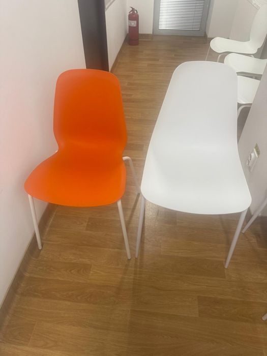 Scaune albe si portocalii