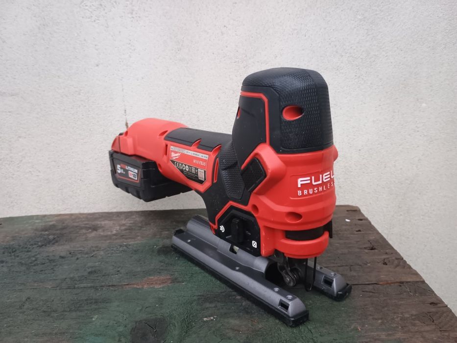 Fierăstrău pendular Milwaukee fbjs + baterie 5 amperi. Aproape noi