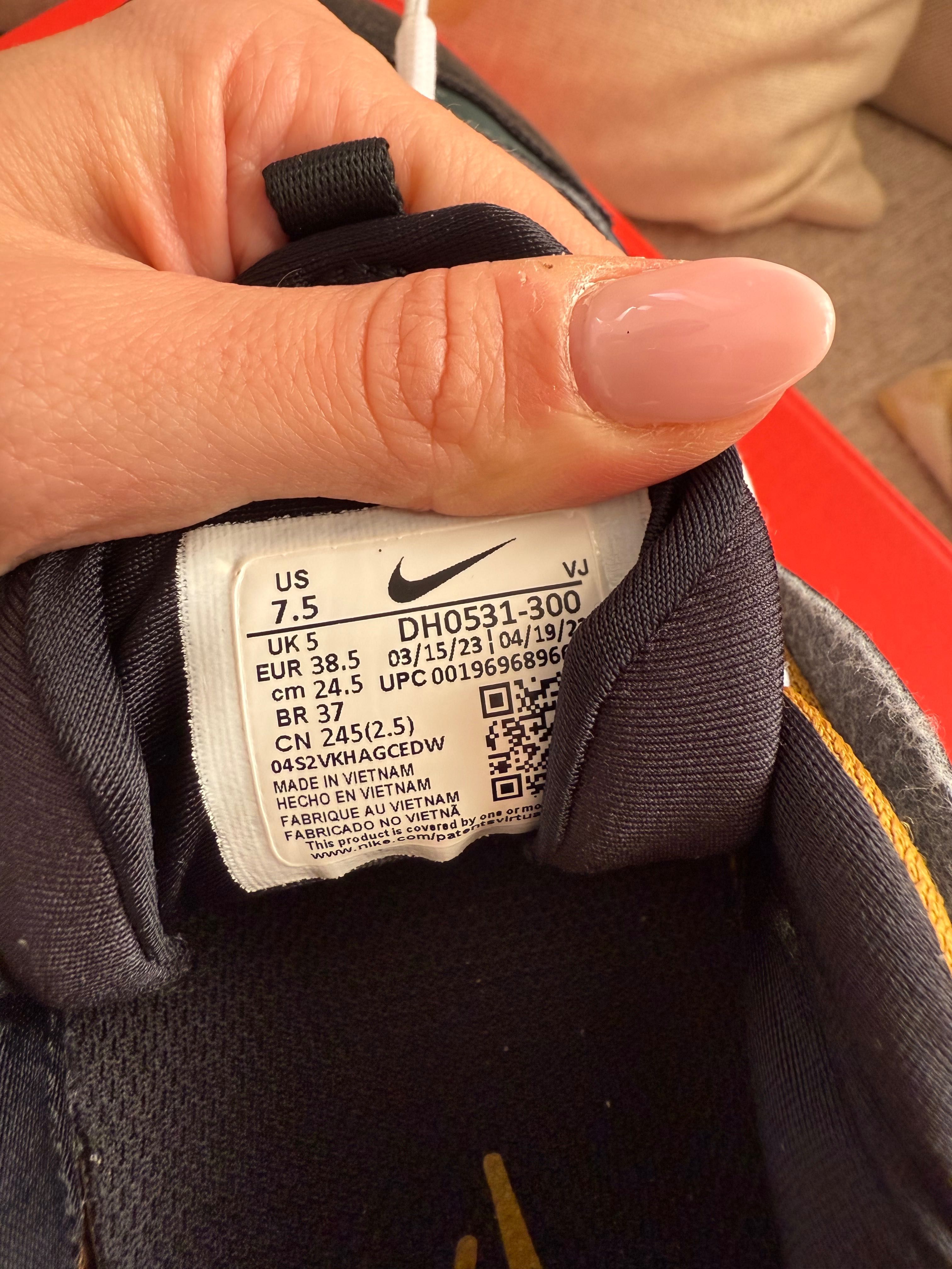 Nike AIR MAX FURYOSA 
Размер: 38.5 (умалени са, отговарят на 37,5)