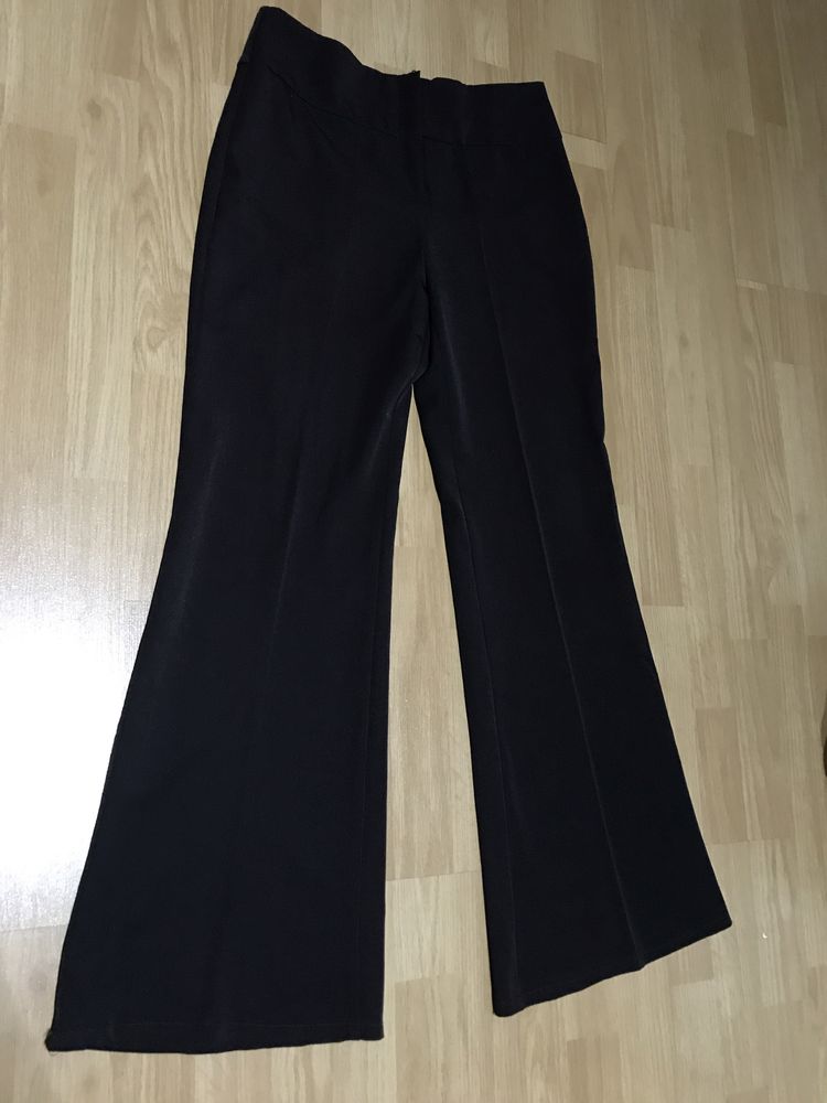 Vand pantaloni de costum