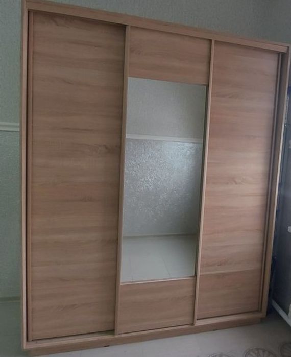 Продам шкаф шифоньер купе. 
ширина 1/75. Высота 2/15. Глуна 60 см. Сос