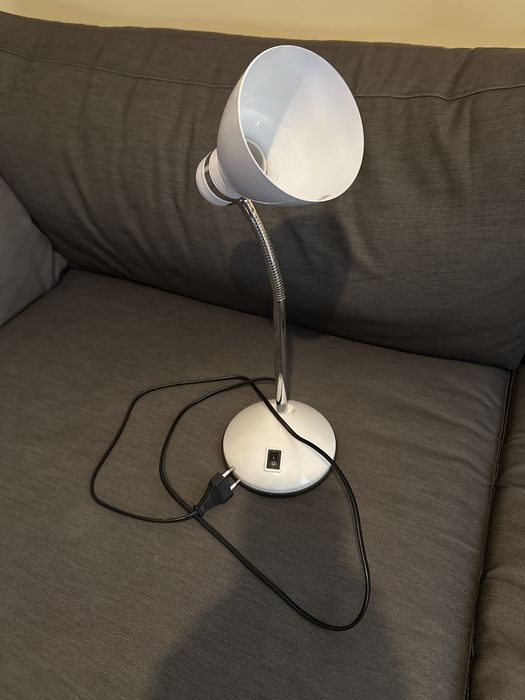 Настолна лампа бяла регулираема посока
