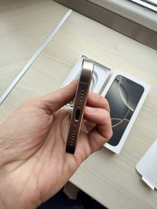 iPhone 16 Pro Max Natural Titanium 256GB