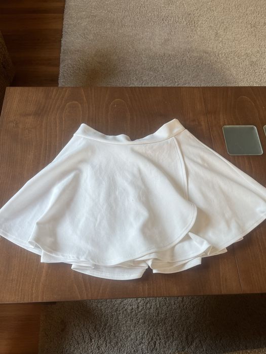 Къса бяла поличка