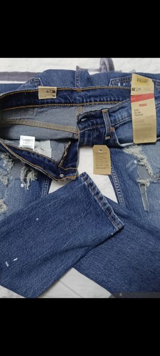 Blugi noi Levis mărimea 32