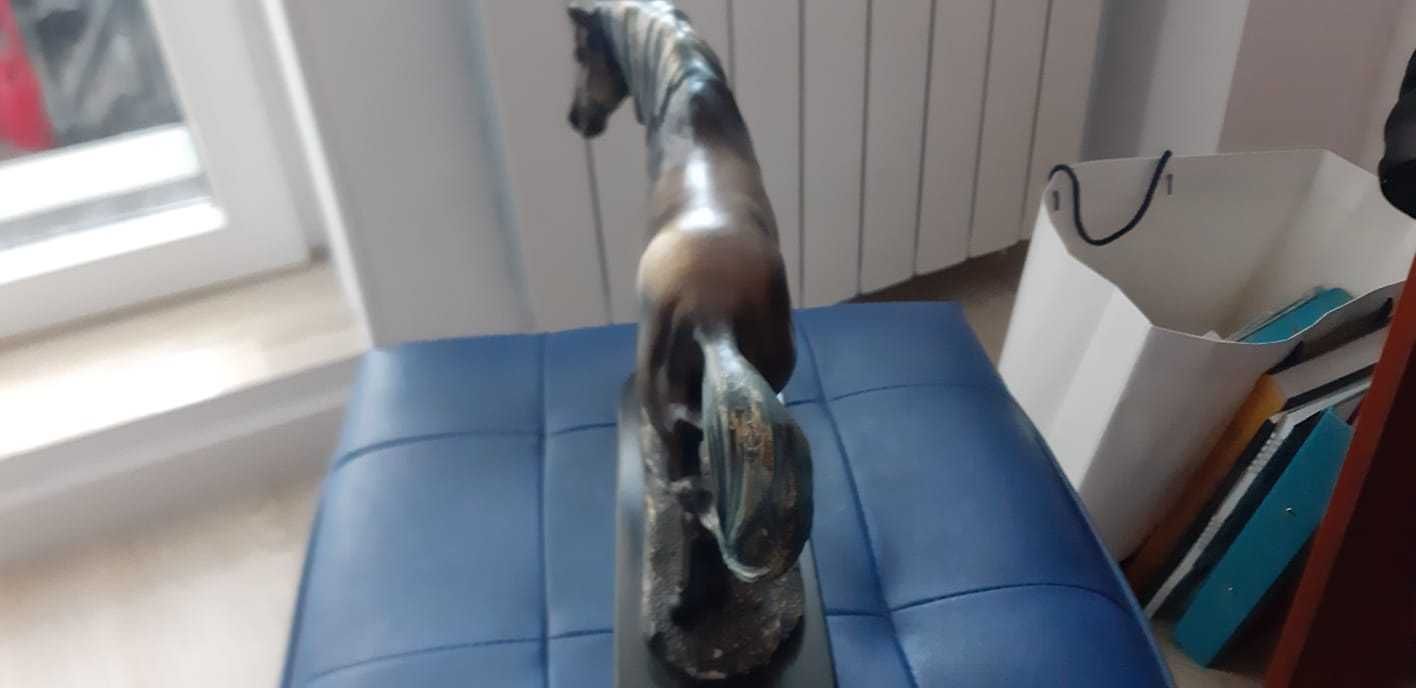 Statuie cal din rasina poleita cu alama