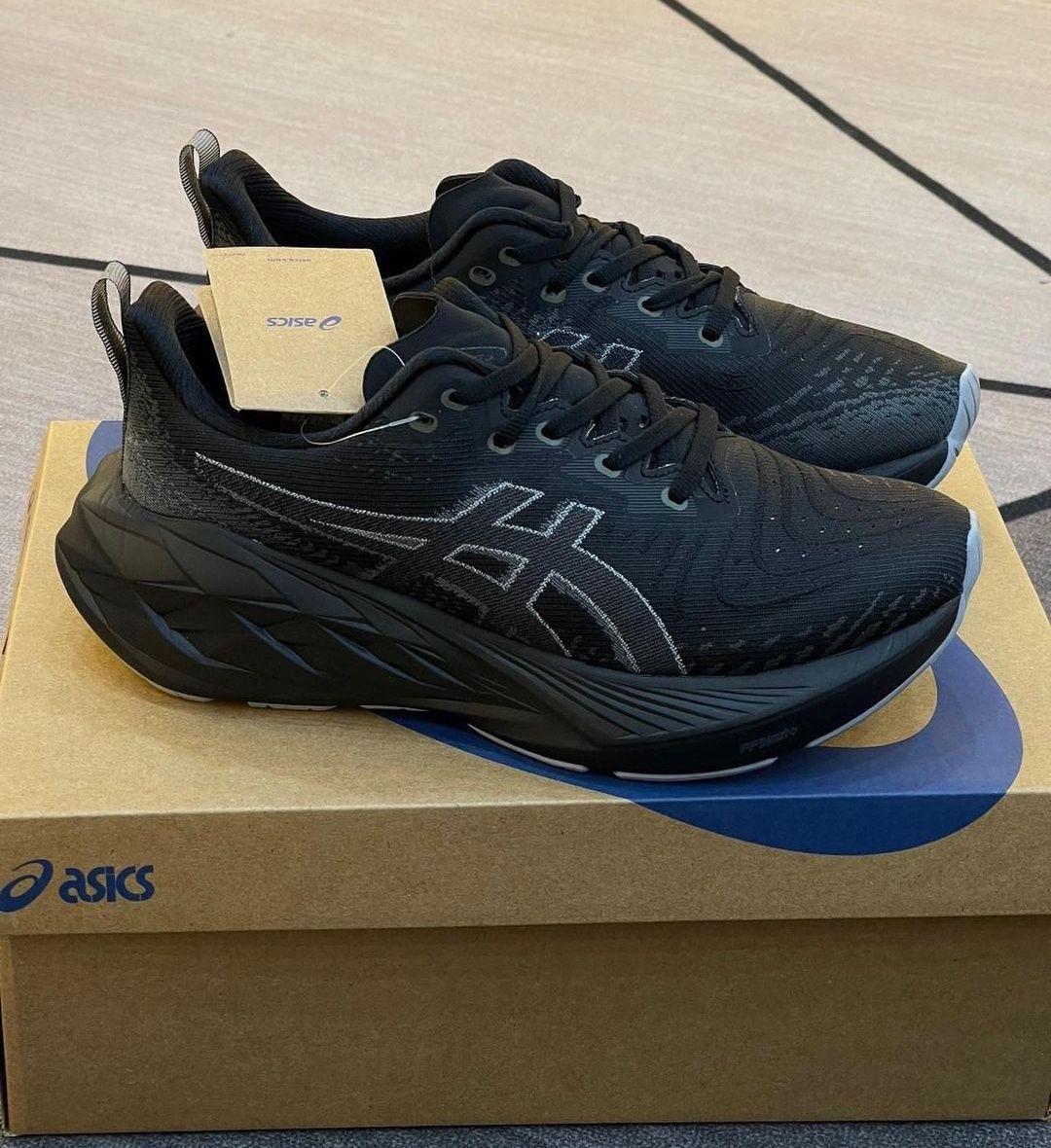 Asics  Novablust 4