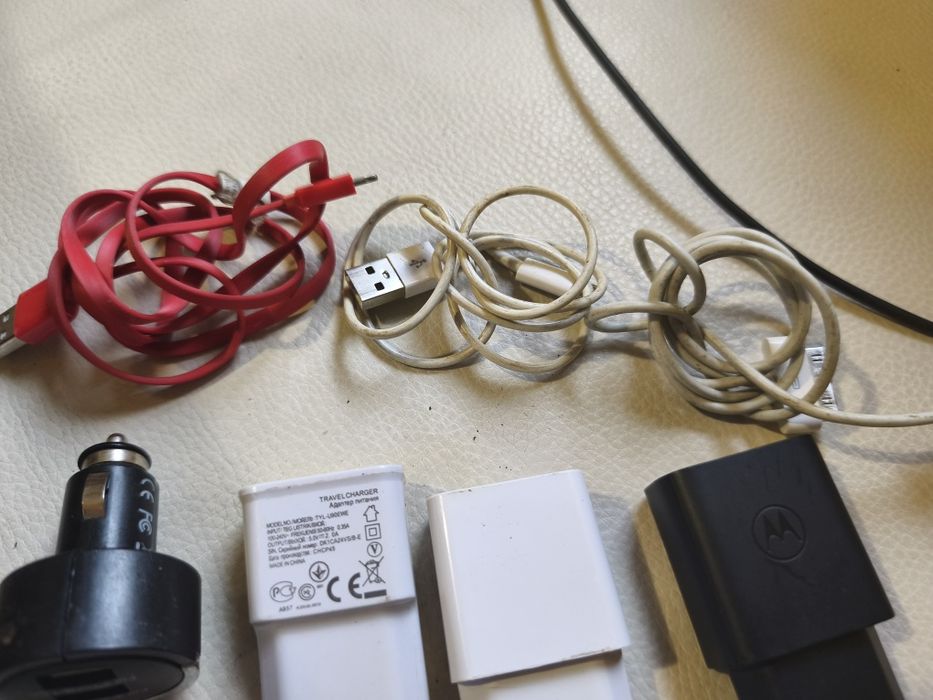 Încarcător 4bucati și cabluri telefon 50lei totul