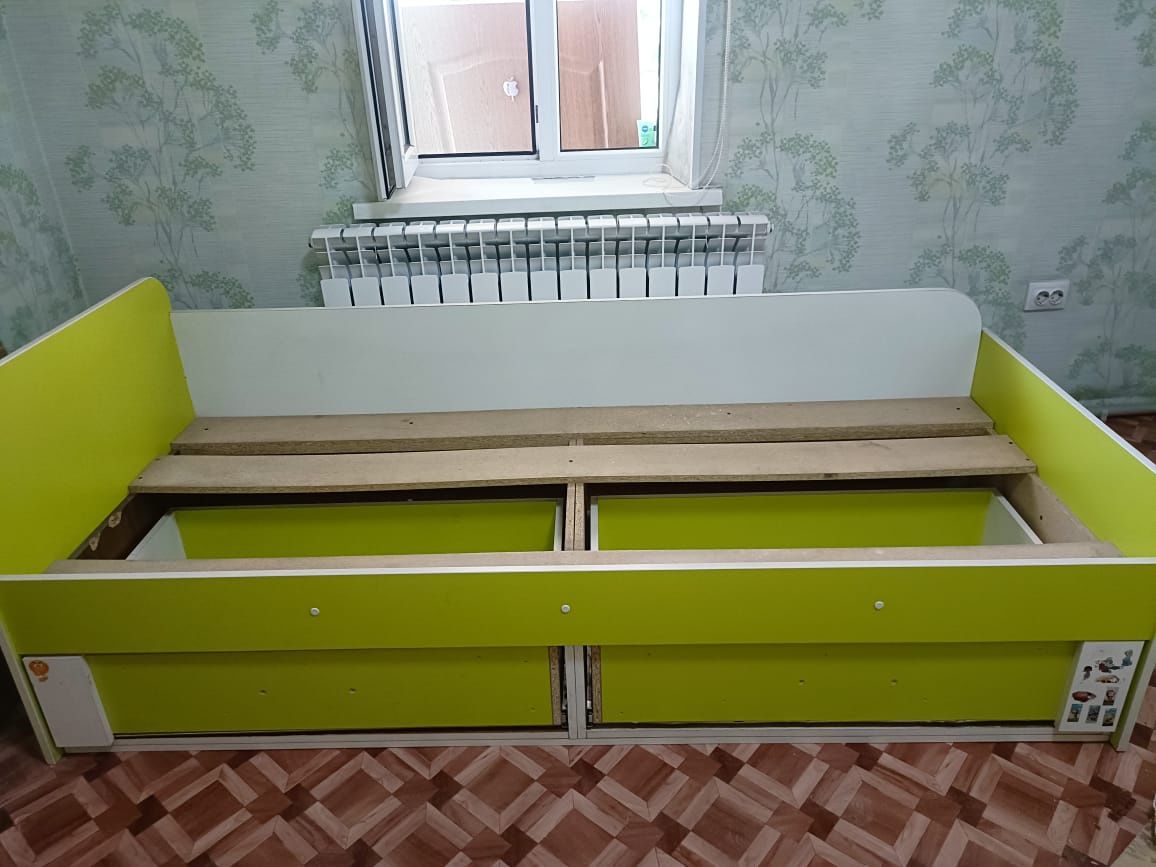 Продам б/у ,две кровати и шкаф