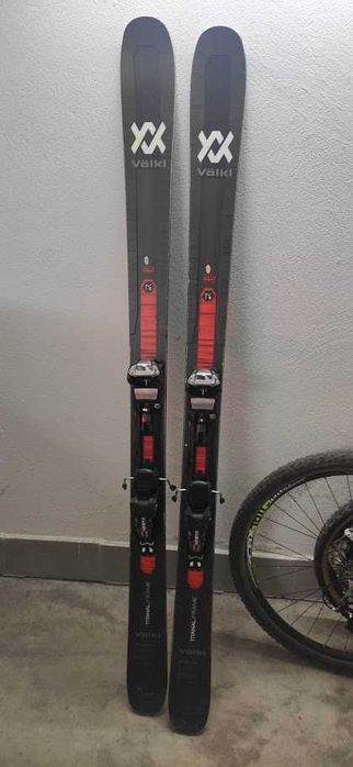 Ски Volkl Mantra M5 177 с хибридни автомати - туринг с алпийски обувки