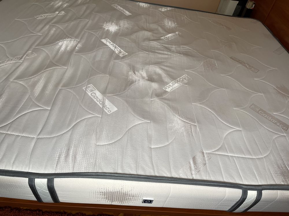 Dormitor lux culoare maro stare impecabila cu sertare dedesubt