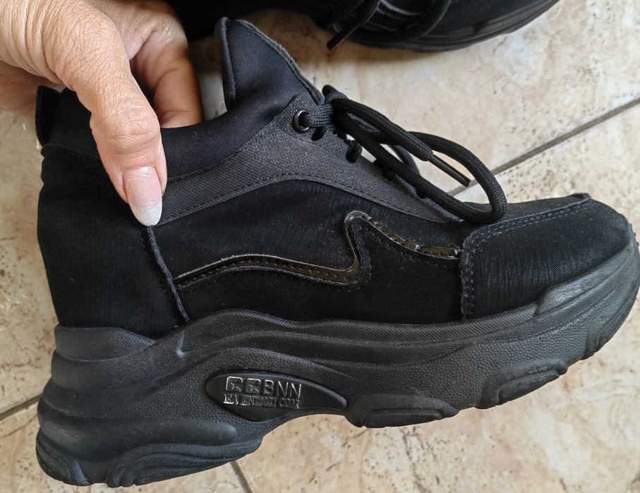 Дамски ботуши нови и спортни обувки водоустойчиви