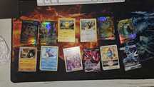 Vând colecție Pokémon - 12 carduri în stare foarte bună.
