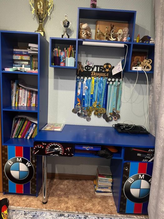 Детский уголок входит шкаф,кравать в виде машины,стол с полками