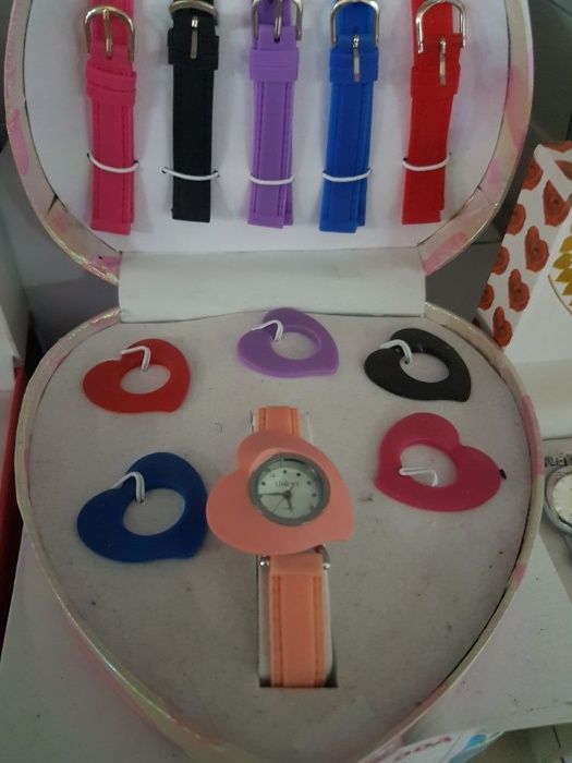 Стилни Часовници със сменяеми каишки