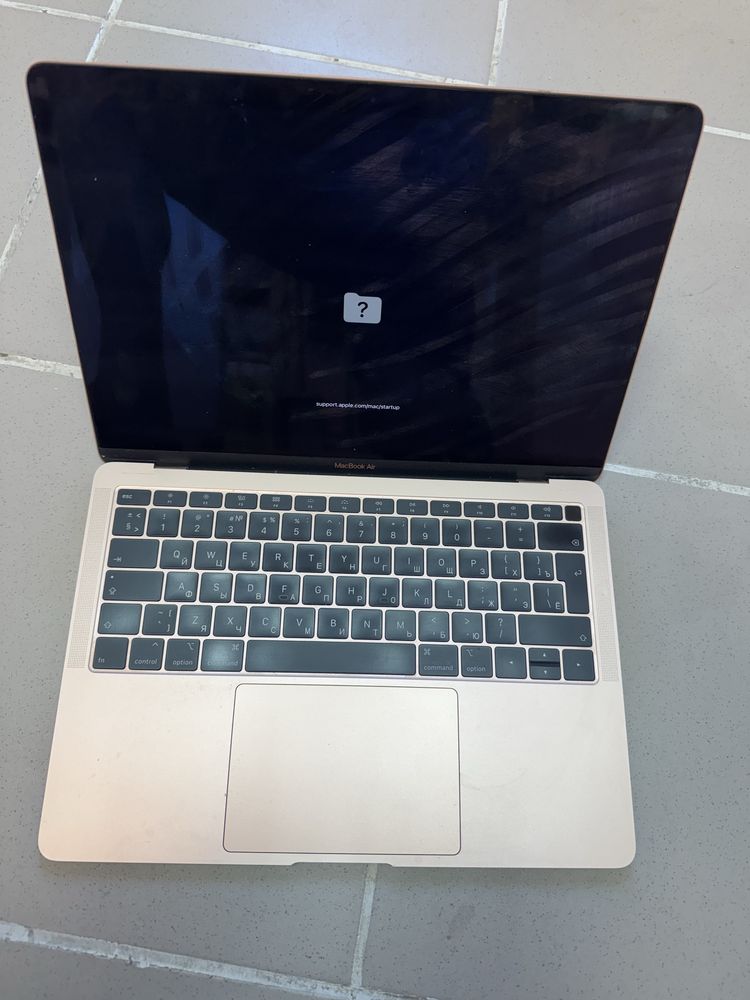Лаптоп Apple MacBook Air 2019 - заключен с iCloud, за части