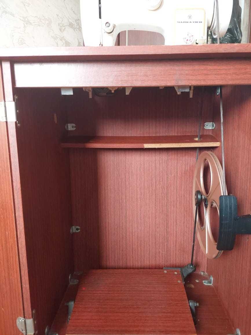 Продам швейную машину Чайка 132-М, б/у. Строчка и зигзаг. Стол-тумба