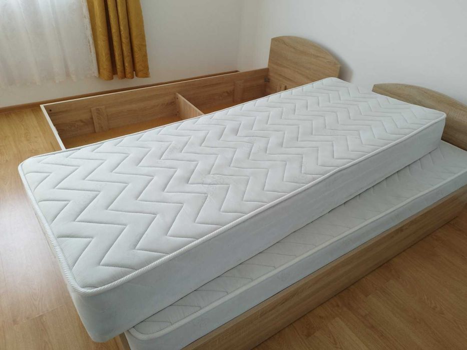 Единични легла с матраци в добро състояние