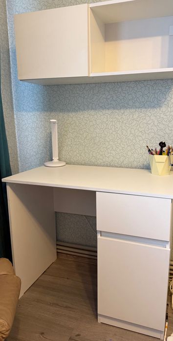 Стол с полочкой белый