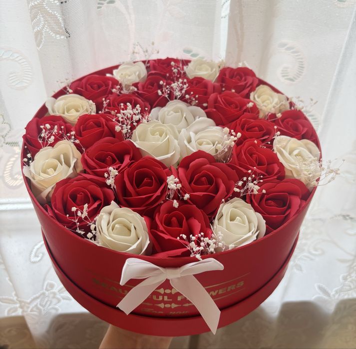 Cutie aranjament din trandafiri de sapun parfumati