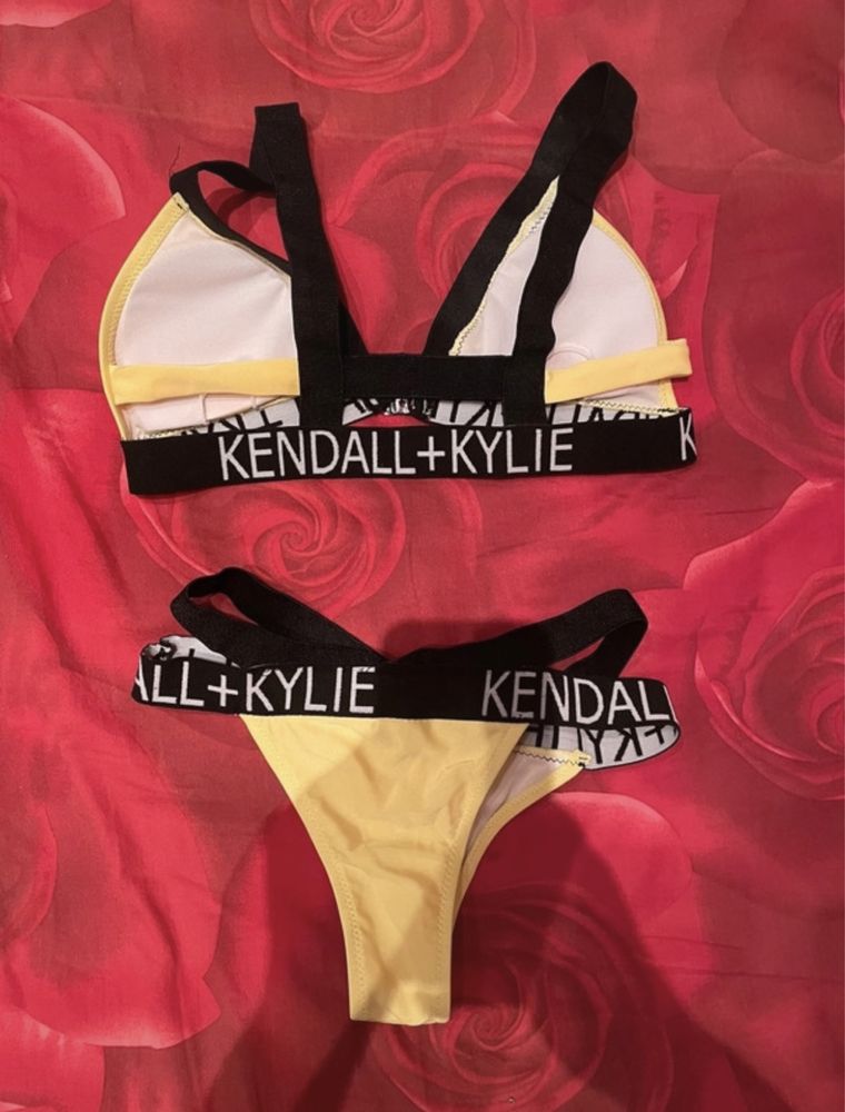 Costum de baie Kendall + Kylie nou