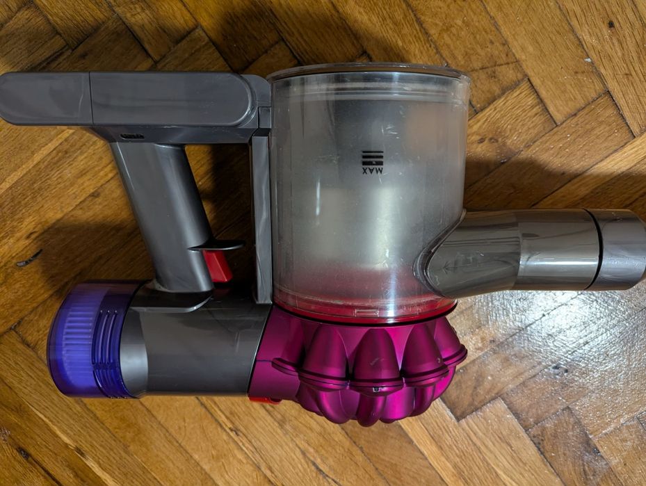 Продавам отлична прахосмукачка Dyson V8 с добра батерия и аксесоари