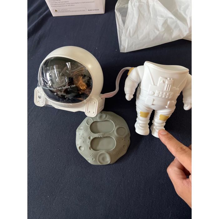 Интерактивна играчка за прожектиране на космоса, Астронавт