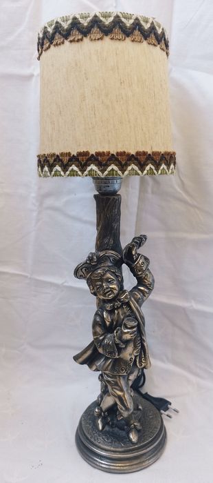 Veioze vechi, deosebite din rășină, pentru colectionari.