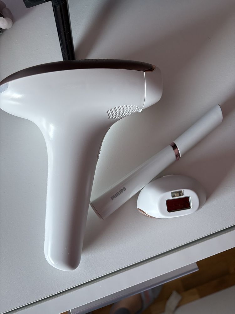 Епилатор Philips Lumea 7000 IPL, 2 аксесоара, Бял, Компактен