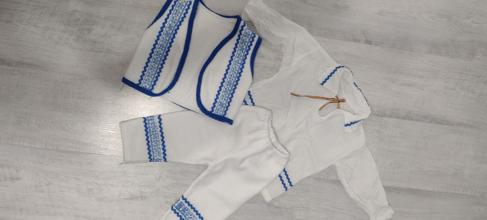 Vând costum tradițional