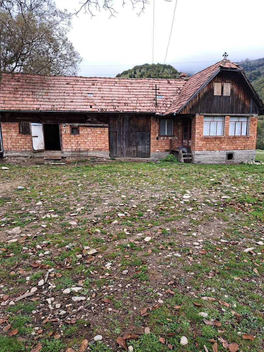 Vând casa plus teren intravilan