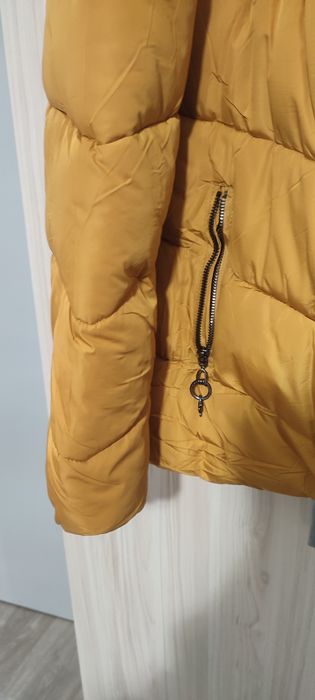 Предлагам  Дамско  есенно, зимно яке, с качулка с пух.