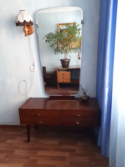 Трюмо,  кровать 2хспальную, тумбочки  прикроватные  - 2