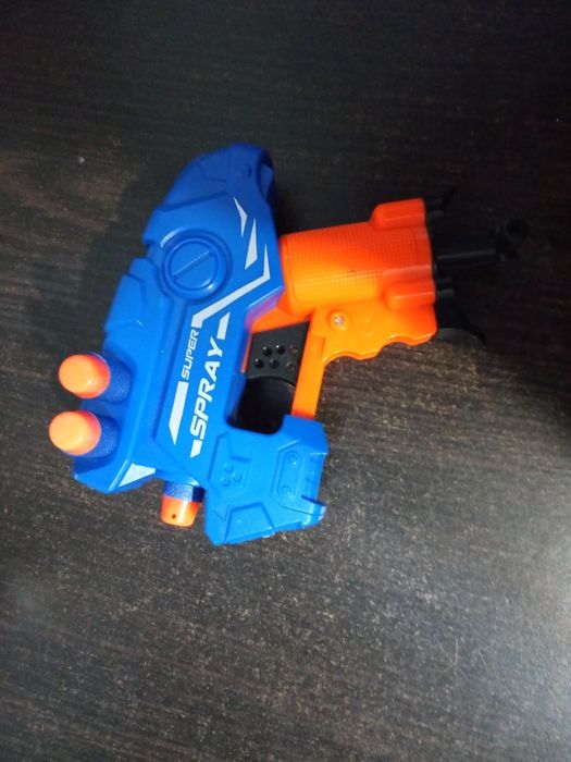 Pistol cu gloanțe de plastic incluse