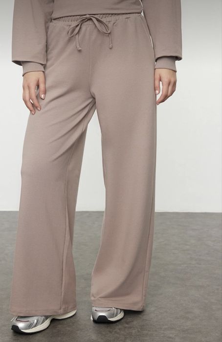 Прекрасен комплект от две части с широки крачоли