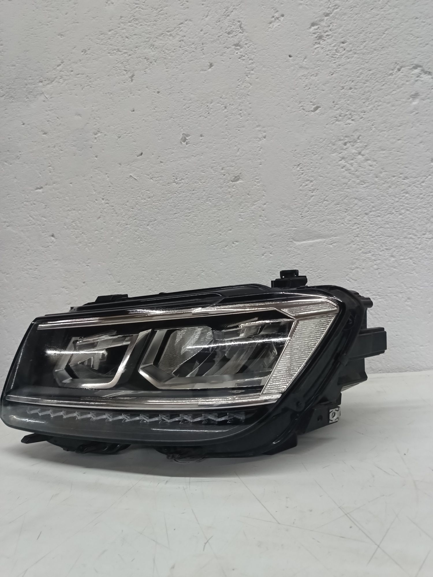 Far stânga Volkswagen Tiguan 2 2016 full led