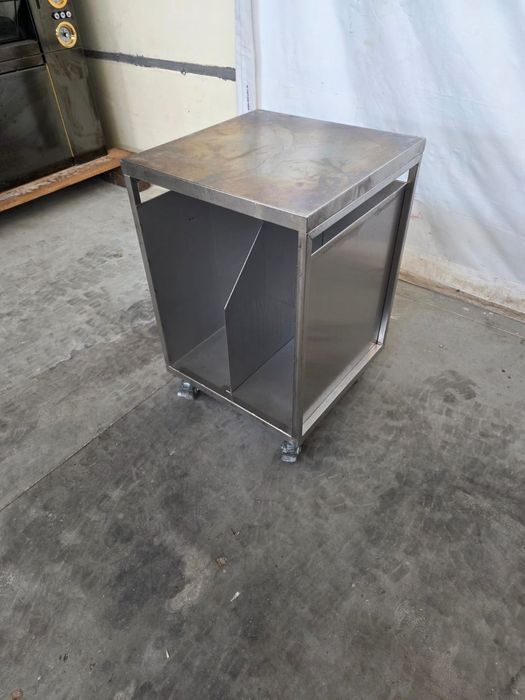 Немска спомагателна масичка от неръждаема стомана с място за чували