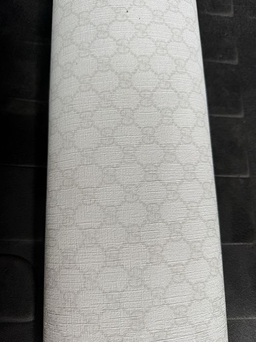 Vand material Gucci si Louis Vuitton