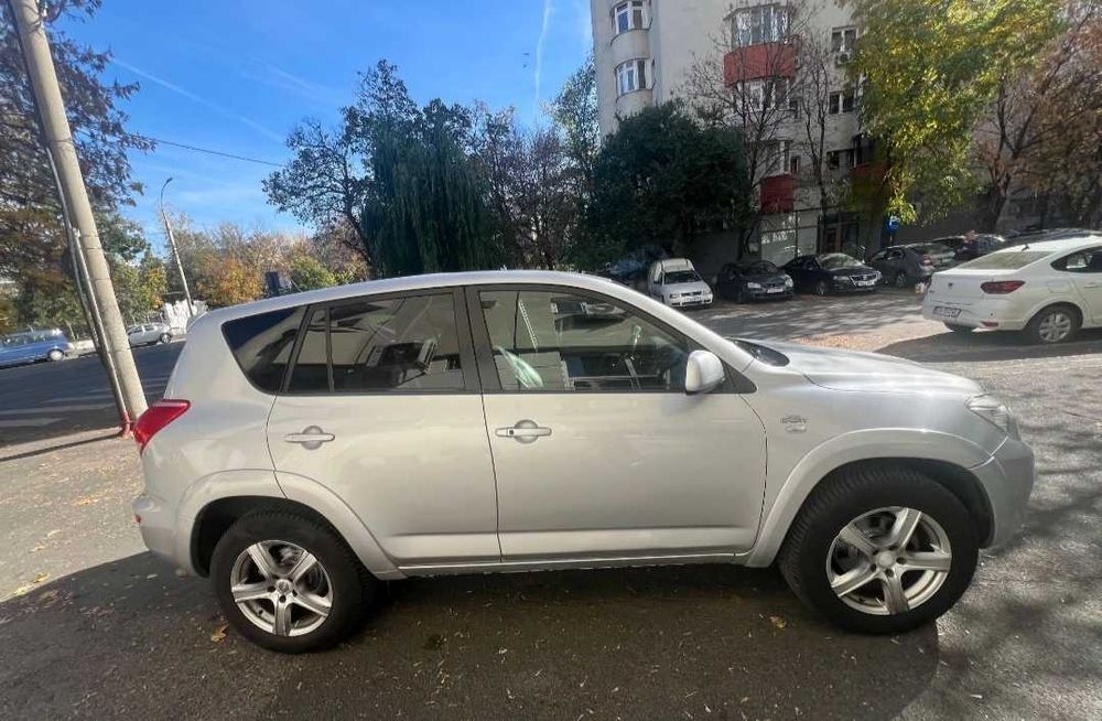 Vând mașină Toyota RAV4