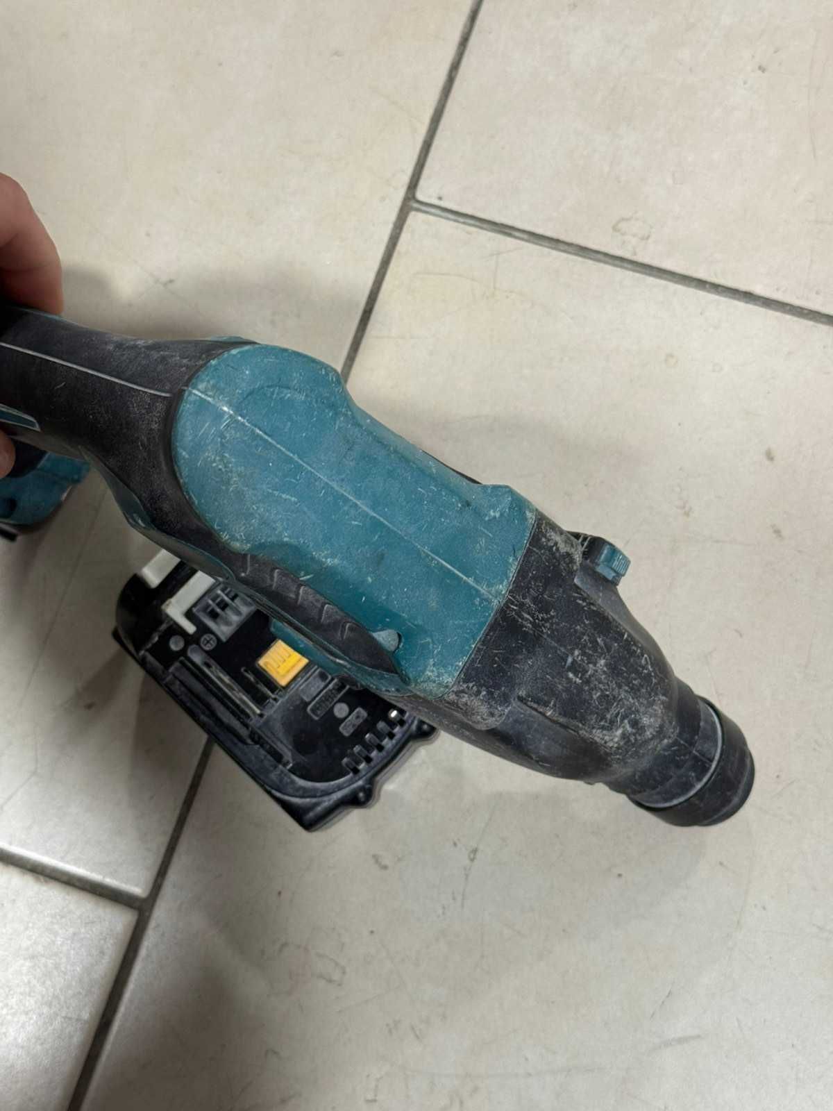 Продавам Акумулаторен Перфоратор Makita DHR165