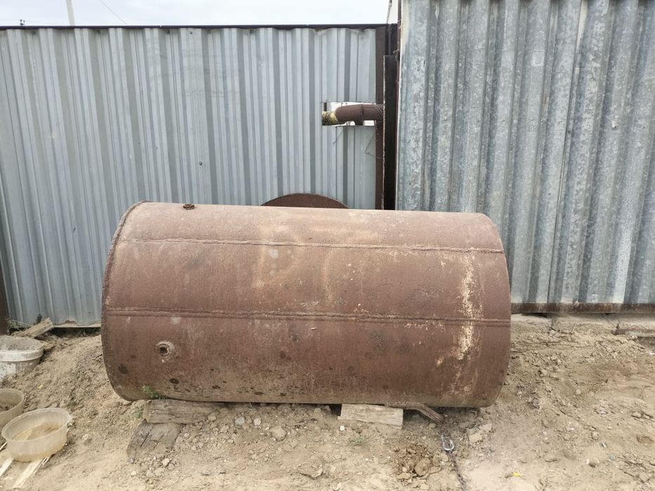 Металлическая ёмкость с крышкой