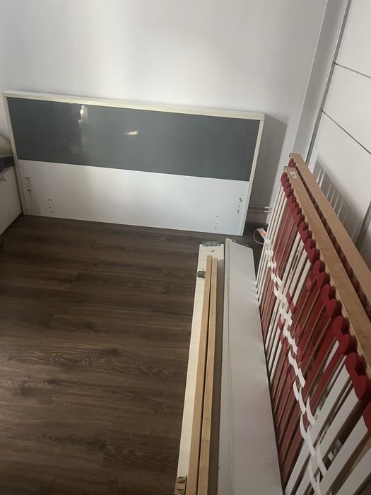 Pat modern cu somiere cu salteaua inclusa