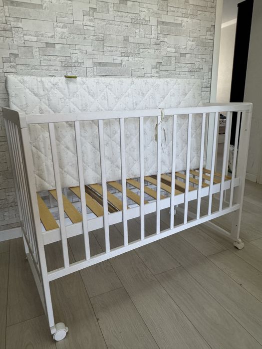 Продам детскую кровать манеж и детский стульчик для кормления