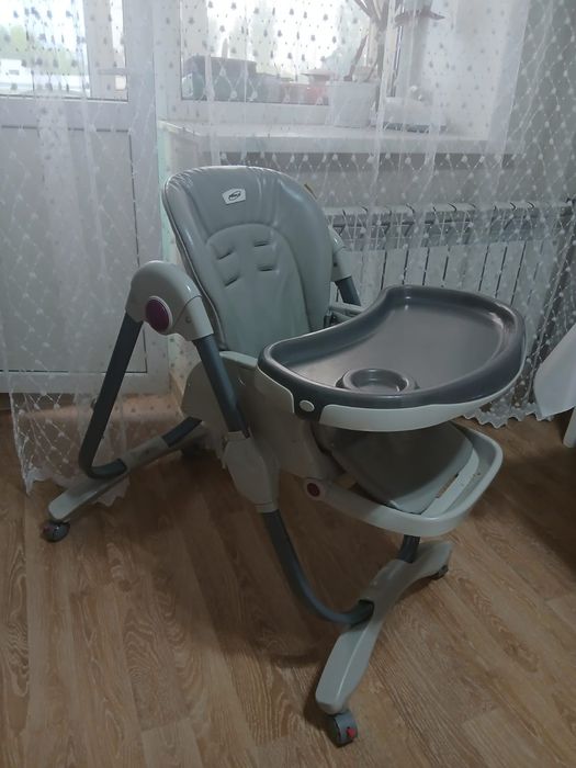 Продам регулируемое детское кресло со столиком