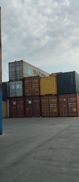 Vând containere maritime