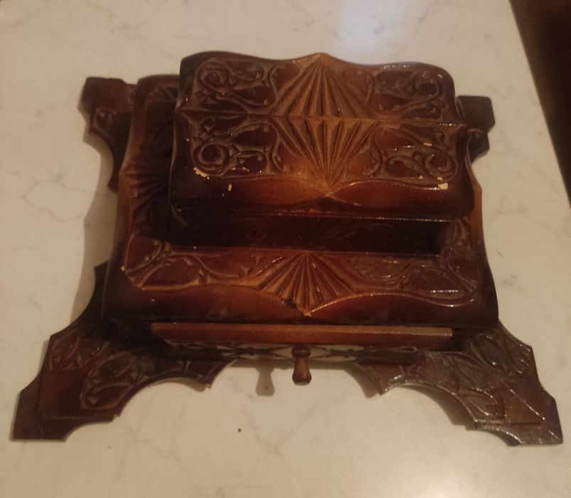 Деревянная шкатулка