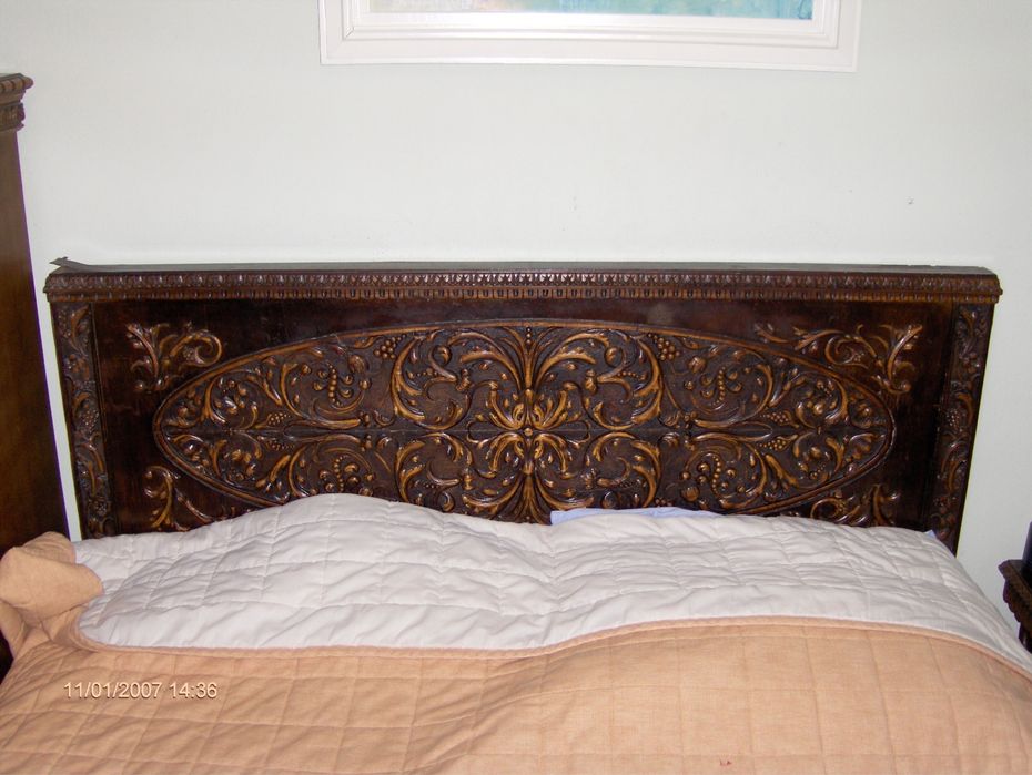 Mobila veche sculptata manual