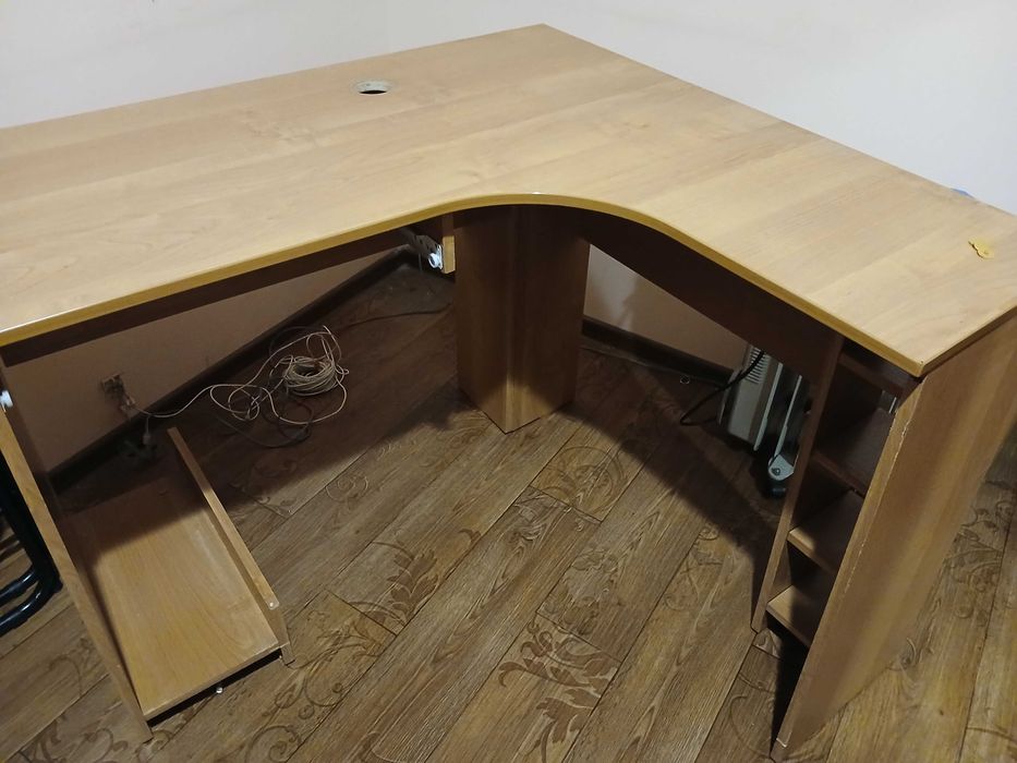 Отдам даром стол, шкаф