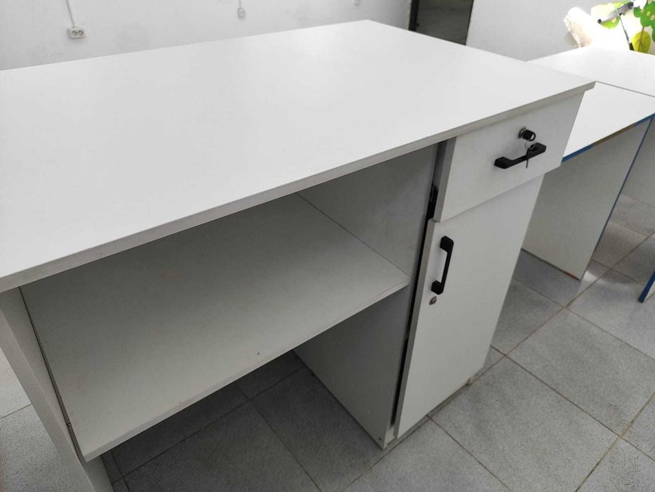 кассовый стол для магазина.