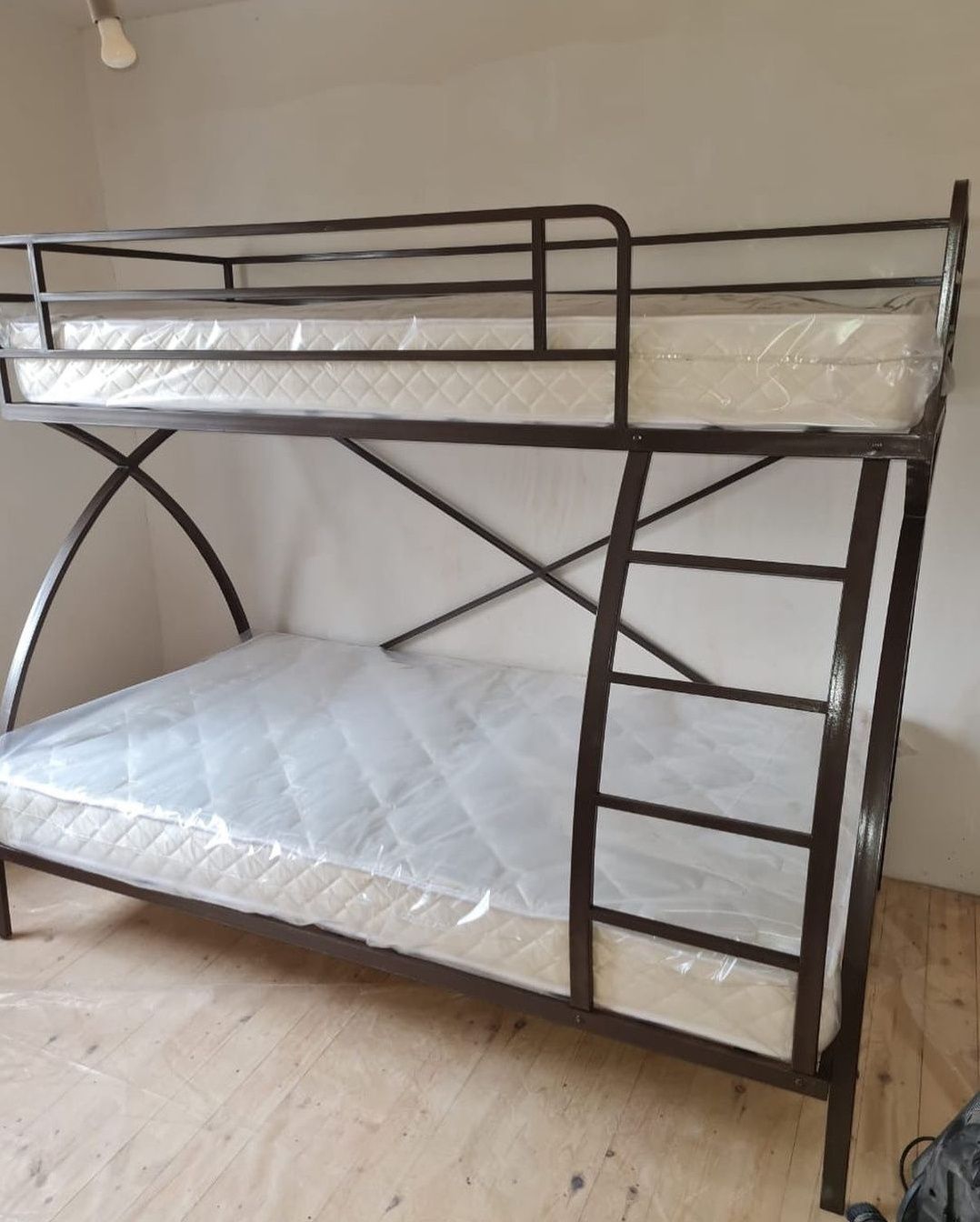 Двухярусная кровать "Виньола" двухъярусная металлическая.